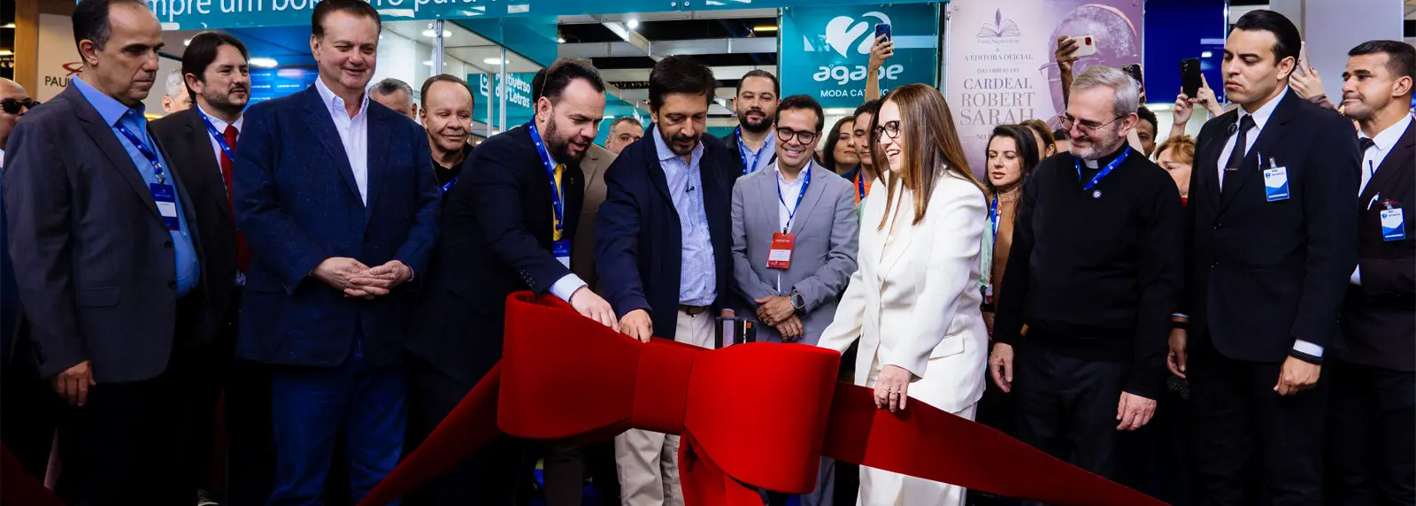 Gil Diniz participa do corte da fita na abertura da ExpoCatólica 2026