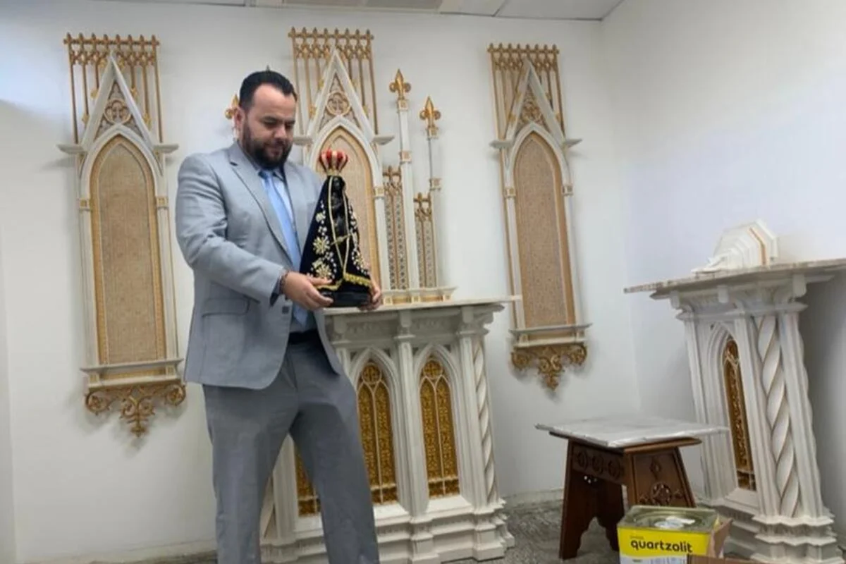 Capela de São José inaugurada no gabinete do deputado Gil Diniz na Alesp, com altar e crucifixo