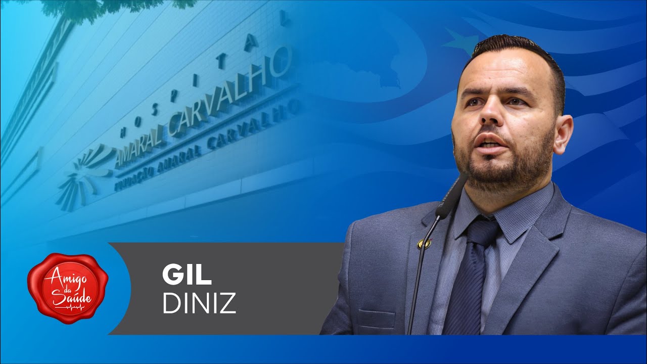 Gil Diniz ao lado da imagem do Hospital Amaral Carvalho