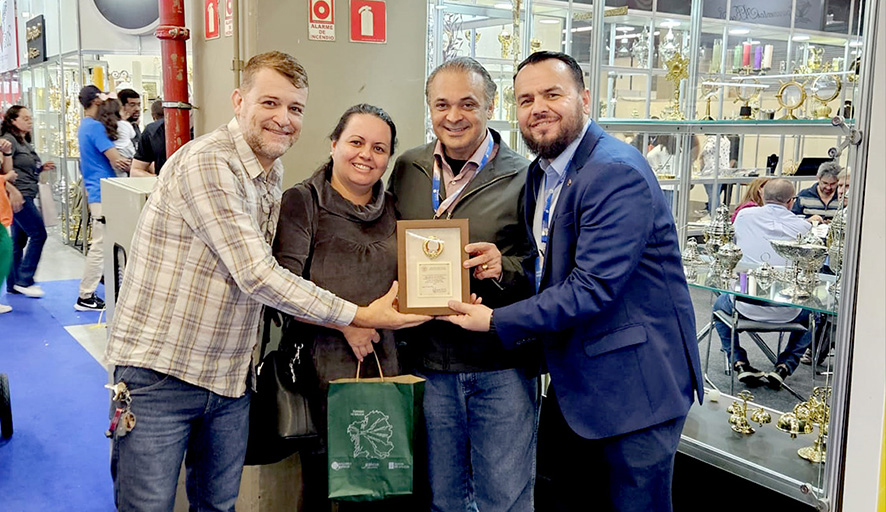 Gil Diniz ao lado do presidente da Associação Filhos de Padre Pio durante anúncio do investimento para a Praça de San Pio em Pedrinhas Paulista